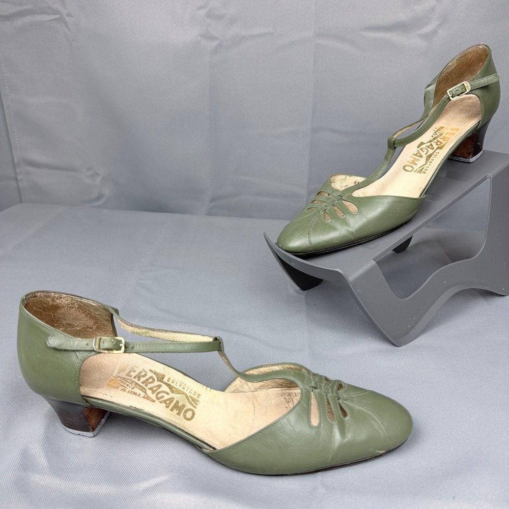 Salvatore Ferragamo Vintage Green Leather T-Strap Pumps Heels 8905 4.5 AA Italy